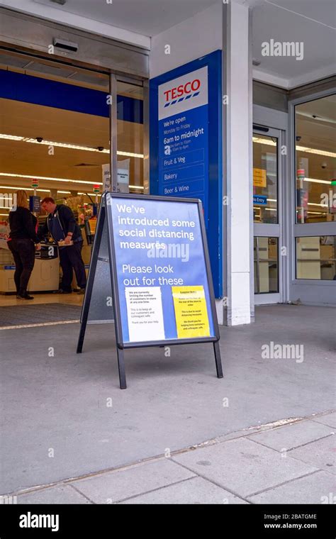 Tesco Eingang Leute Fotos Und Bildmaterial In Hoher Aufl Sung Alamy