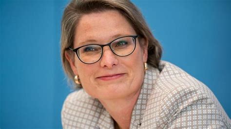 Rheinland Pfalz Saarland Bildungsministerin Hubig informiert über