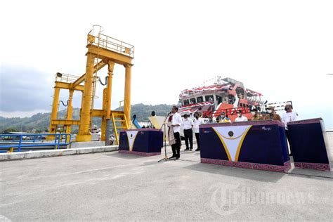 Jokowi Resmikan Tujuh Pelabuhan Penyeberangan Di Danau Toba Foto 6