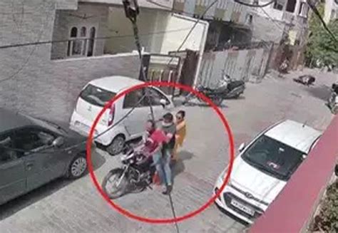 Ludhiana Viral Video Woman Bravely Fights The Miscreants Who Tried Snatching Her Chain Watch