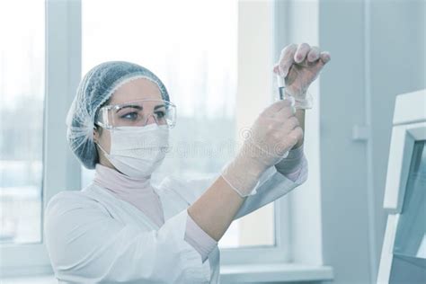 Scienziato Della Donna In Un Laboratorio Immagine Stock Immagine Di