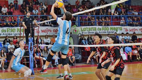 Dos rionegrinos se lucen en la selección argentina sub 17 de vóley