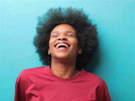 Retrato De Uma Mulher Negra Feliz Em Uma Camisa Vermelha Sobre Fundo