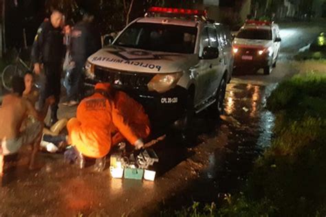 Jovem é alvejado quatro tiros ao sair de casa na zona Norte