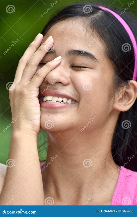 Une Jeune Adolescente Philippine Rit Image Stock Image Du Philippin