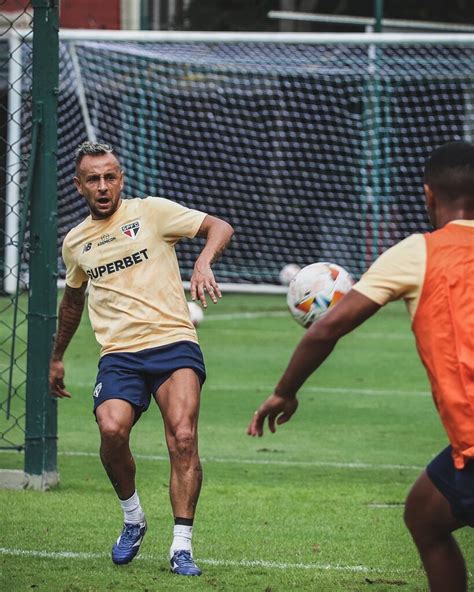 Elenco Se Representa E Treina No CT Da Barra Funda SPFC