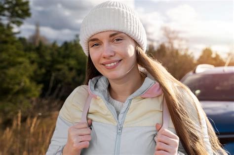 Donna Sorridente Di Colpo Medio In Natura Foto Gratis