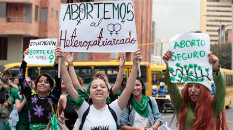 España legalizó el aborto y el cambio de género desde los 16 años