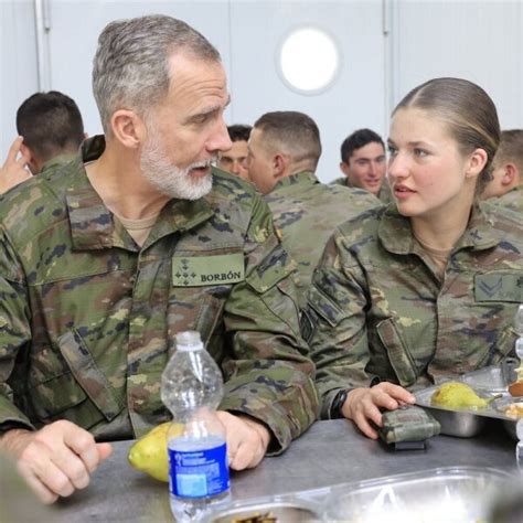 El Rey Felipe Vi Y La Princesa Leonor Hablando Durante La Visita Del