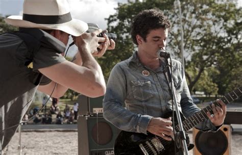 atores tocando ao vivo e aval da família de Renato Russo Somos