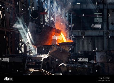 Interior de la planta metalúrgica Fundición de metal en proceso