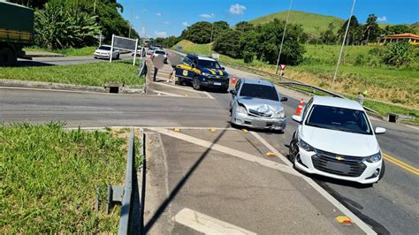 Batida entre dois carros deixa quatro feridos na Lúcio Meira em