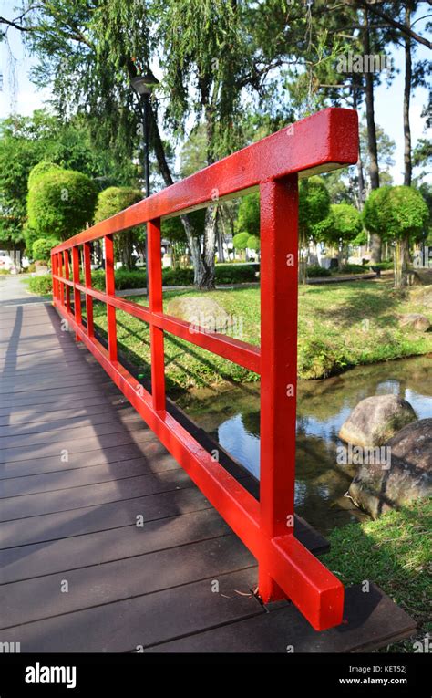 Red bridge in Chinese Garden located in Singapore Stock Photo - Alamy