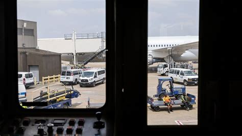 Man Taken Into Custody After Walking Naked At Dfw Airport Fort Worth