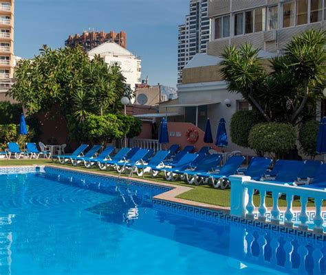 Habitación con vistas a la piscina al mejor precio Hotel Magic Villa