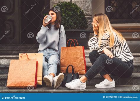 Los Mejores Amigos En Una Fiesta De Compras En El Centro Comercial