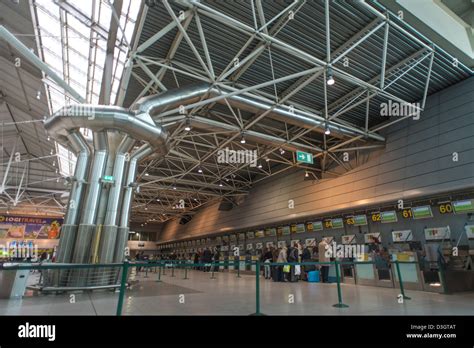 Lisbon Airport Terminal 1 Hi Res Stock Photography And Images Alamy