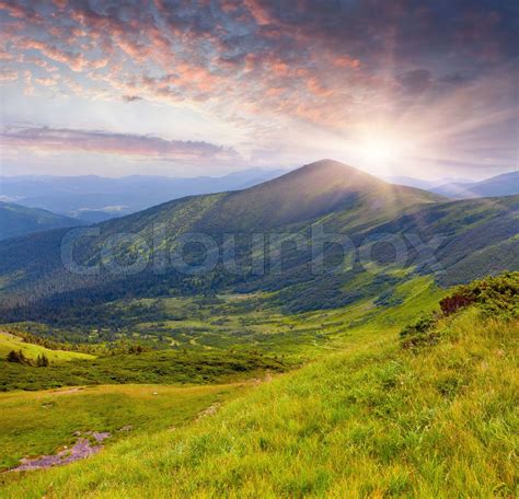 Sch Ne Sommer Sonnenaufgang In Den Karpaten Ukraine Stock Bild