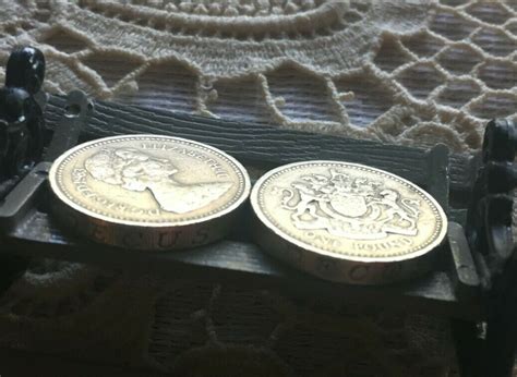 RARE 1983 ROYAL ARMS ONE POUND COIN ERROR DECUS ET TUTAMEN UPSIDE