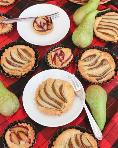 Tartaletky z krehkého cesta s mandľovou frangipane náplňou ovocím a