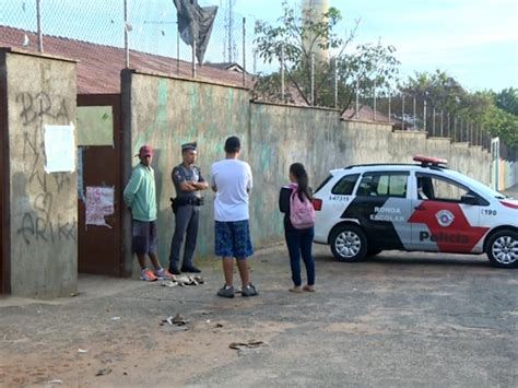 G1 Muita polícia para pouco aluno conta aluna de escola desocupada