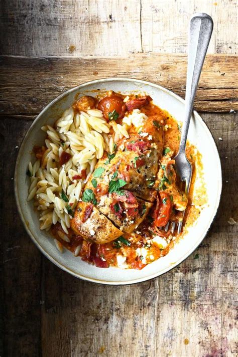 Kipfilet In Romige Tomatensaus Met Feta Serving Dumplings