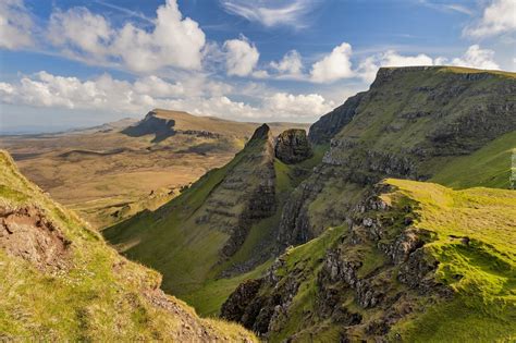 Rozświetlone słońcem wzgórza Quiraing na szkockiej wyspie Skye