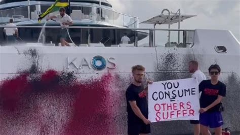 Activistas De Futuro Vegetal Roc An Con Pintura El Yate De La Heredera