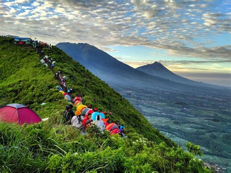 Keindahan Magelang Di Puncak Gunung Andong Campa Tour And Event