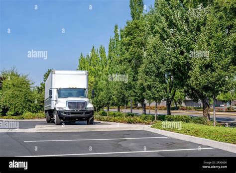 Middle Duty Industrial Standard White Day Cab Rig Semi Truck With Long