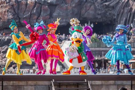 15 Beautiful Christmas Photos at Tokyo Disney