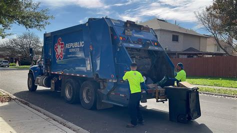 Republic Services Peterbilt 337 Heil 5000 Rear Loader Garbage Truck