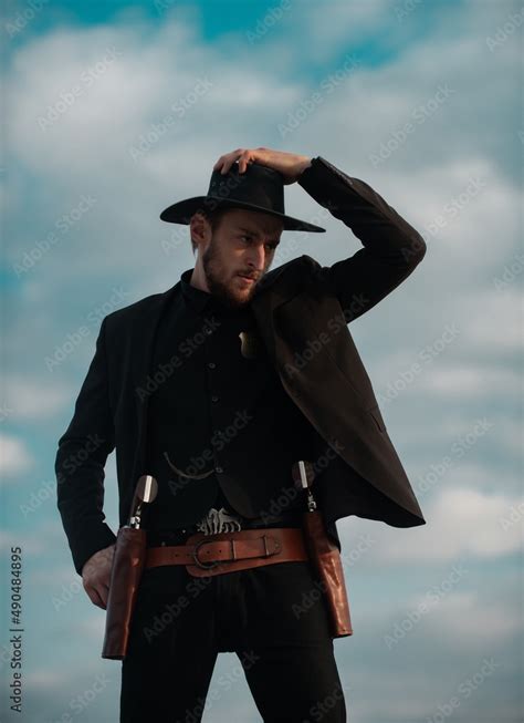 Foto Stock Sheriff In Black Suit And Cowboy Hat Wild West Western