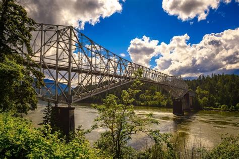 Premium Photo | Bridge of the gods over the columbia river in cascade ...