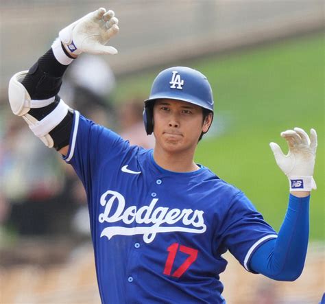 大谷翔平が傾いて足上げ新ポーズキケポーズの由来とは 無表情で一塁コーチと頭コツンも MLB写真ニュース 日刊スポーツ