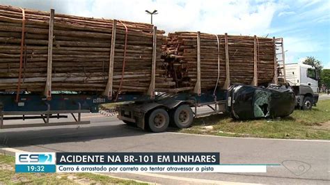 Carro é arrastado por carreta carregada de eucalipto na BR 101 em