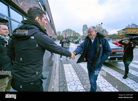 Stephan weil Ministerpräsident beim Besuch des Feuerwehrzentrums