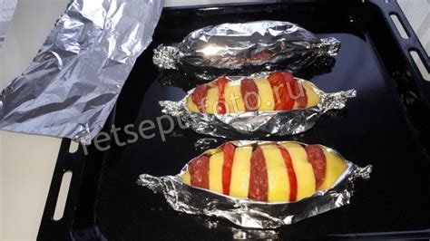 Картошка-гармошка с фаршем, сыром и помидорами