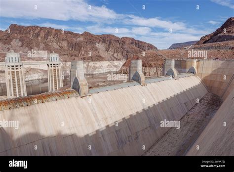 Une Vue G N Rale Des Tours D Admission Et D Un D Versoir Du Barrage