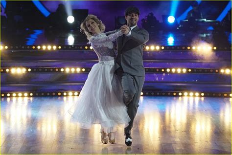 Lindsey Stirling Plays the Violin During 'DWTS' Finale Dance - Watch ...