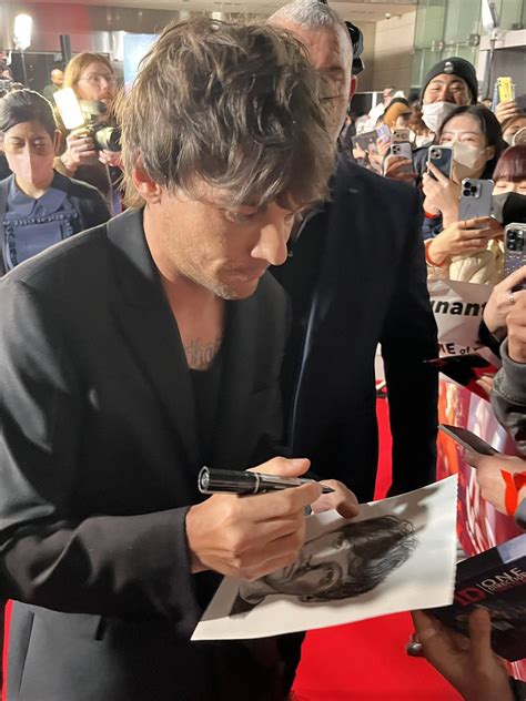 Louis Tomlinson Updates On Twitter Louis Autografiando El Dibujo