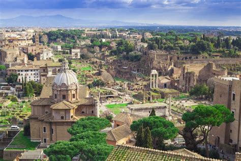 Paisaje Urbano De Roma Ciudad Y Ruinas Antiguas Foto De Archivo