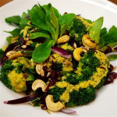 Veganer Brokkoli Salat Mit Cranberry Und Curry Nuss Dressing DELi