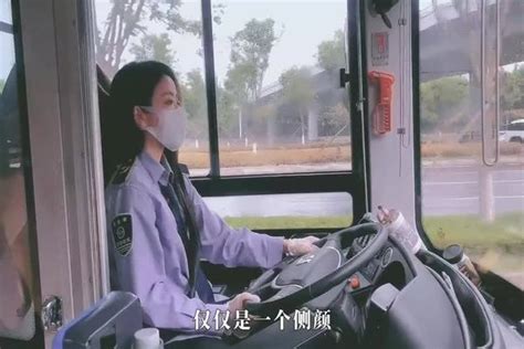 西安最美女公交司机，侧颜走红网络，堪称”公交司机颜值天花板“ 女网红合集 女网 天花板 网络