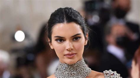 Kendall Jenner Cejas Decoloradas Y Vestido Negro En MET Gala 2022 Fama