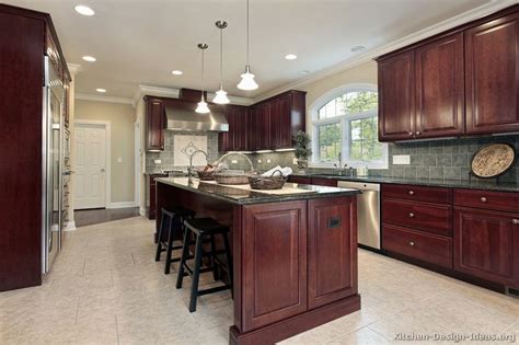 Traditional Kitchen Cabinets - Photos & Design Ideas