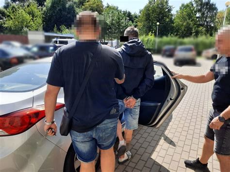 Policjanci Interweniowali Na Osiemnastce Jeden Z Nich Oberwa Sztachet