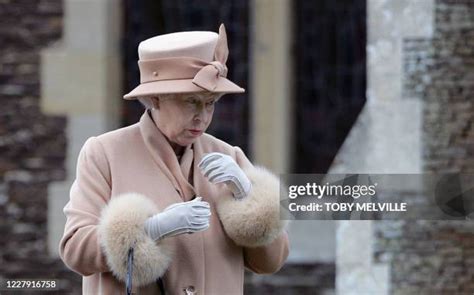 Queen Elizabeth Ii Christmas Speech Photos and Premium High Res ...