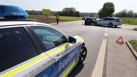 Unfall Bei Unterneukirchen Opel Kracht Auf Kreuzung In Madza