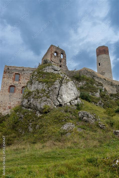 Zamek Olsztyn Jest Jednym Z Najwi Kszych I Najbardziej Efektownych